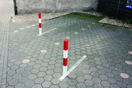 Absperrpfosten Vierkant 70 x 70 mm - umlegbar in Bodenwanne